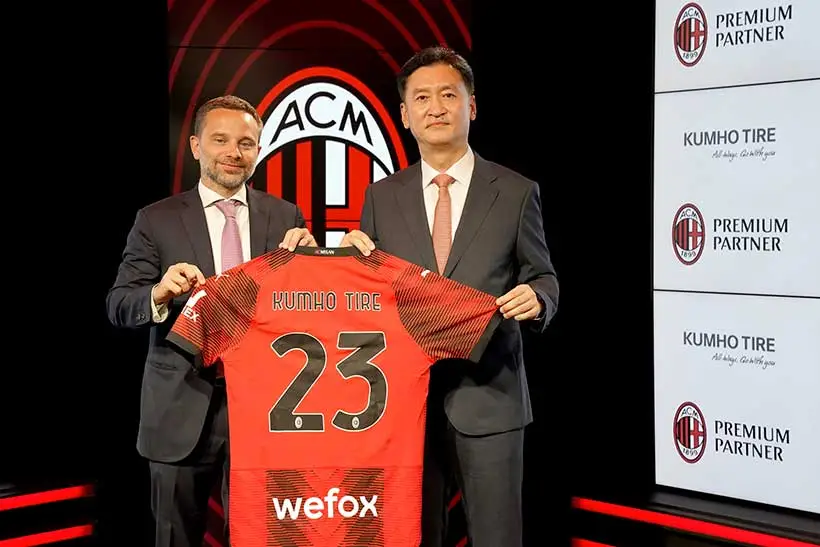 AC-Milan-Giorgio-Furlani-(L)-and-Kumho-Tire-Jeong-Il-Taik