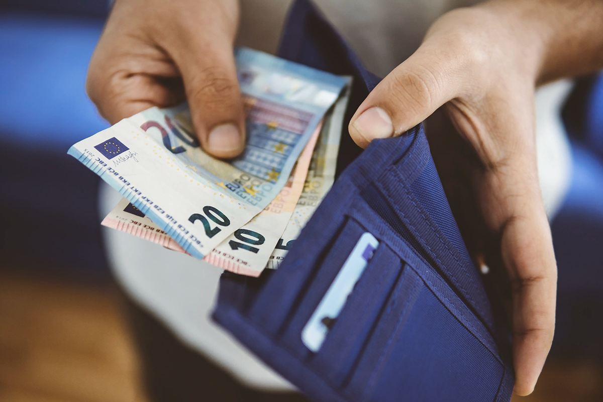 Oltre la metà degli italiani rinuncerà alle vacanze per problemi economici