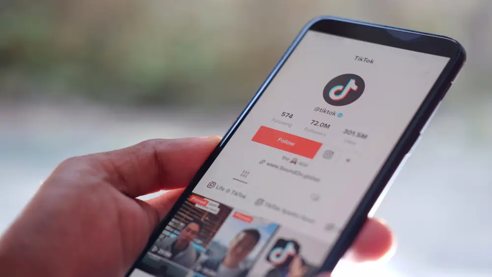 TikTok vola: ricavi globali a 155 miliardi, +38% in un anno