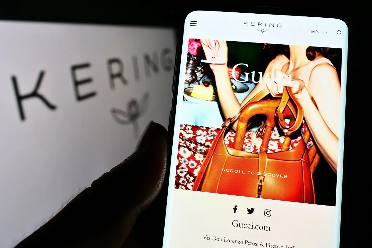 Kering, utili dimezzati. Da settembre la guida passa a de Meo