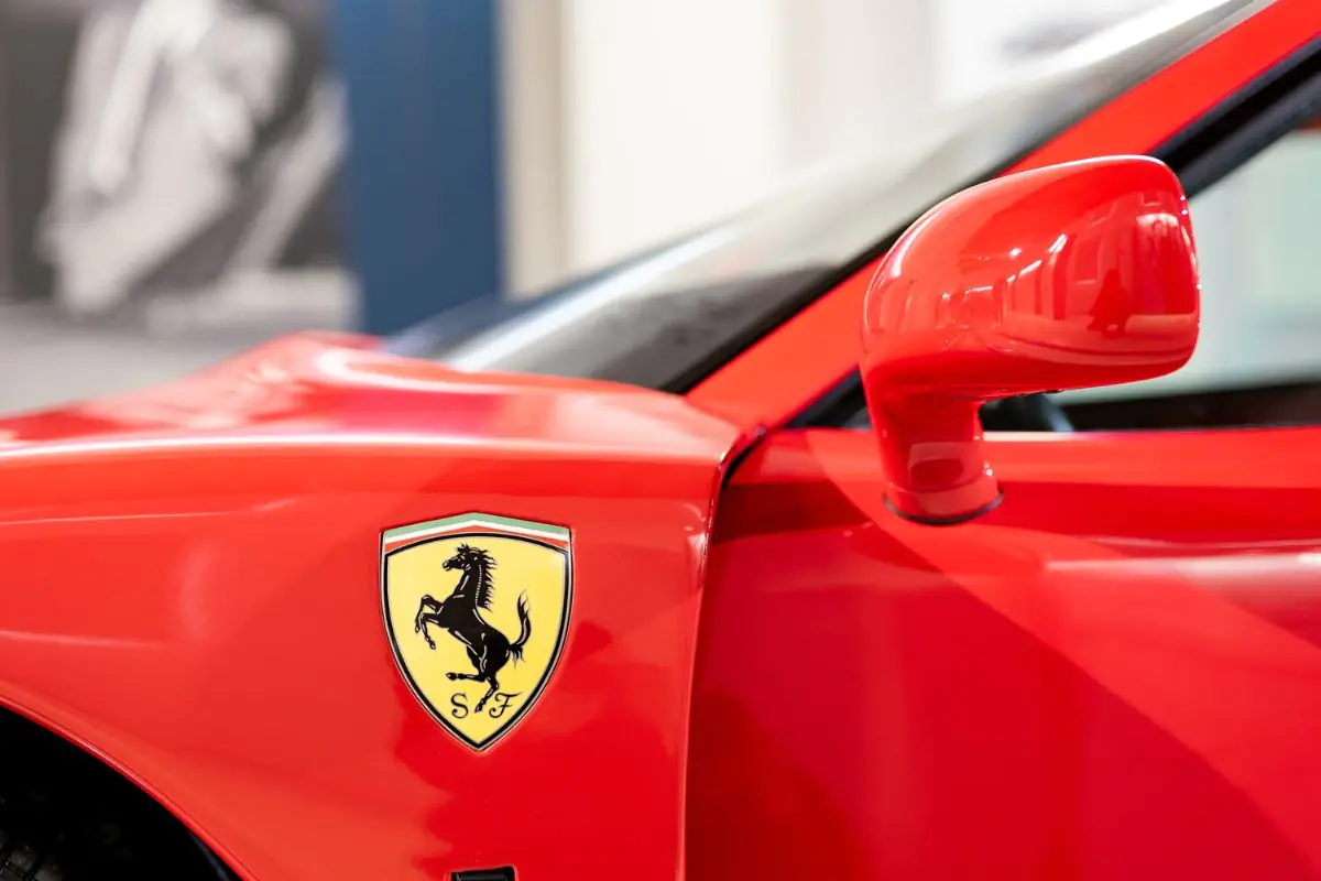 errari, aumentano i profitti del 17%: “Nessun impatto dai dazi” 