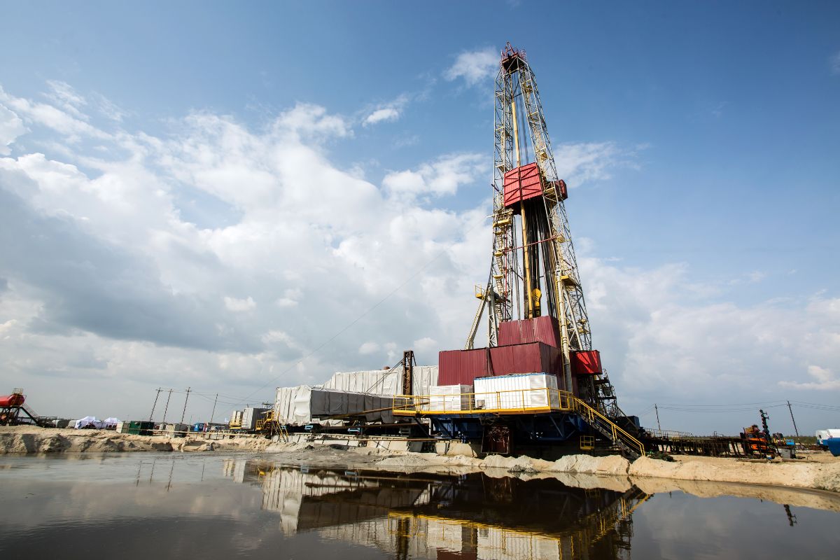 Petrolio, l’Opec+ aumenta l’offerta e inizia la guerra dei prezzi