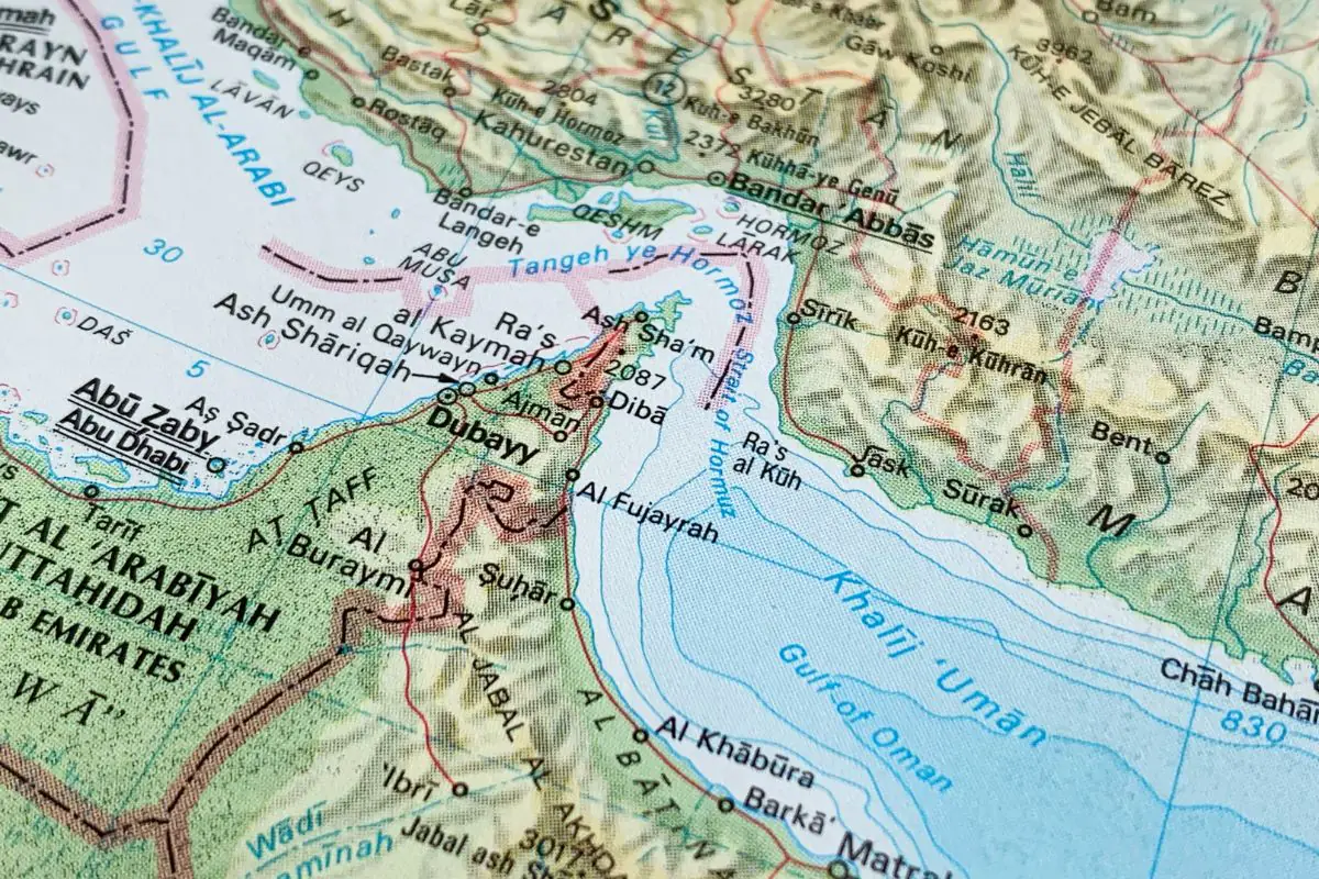 Il petrolio rischia di arrivare a 100 dollari: le conseguenze della chiusura dello Stretto di Hormuz