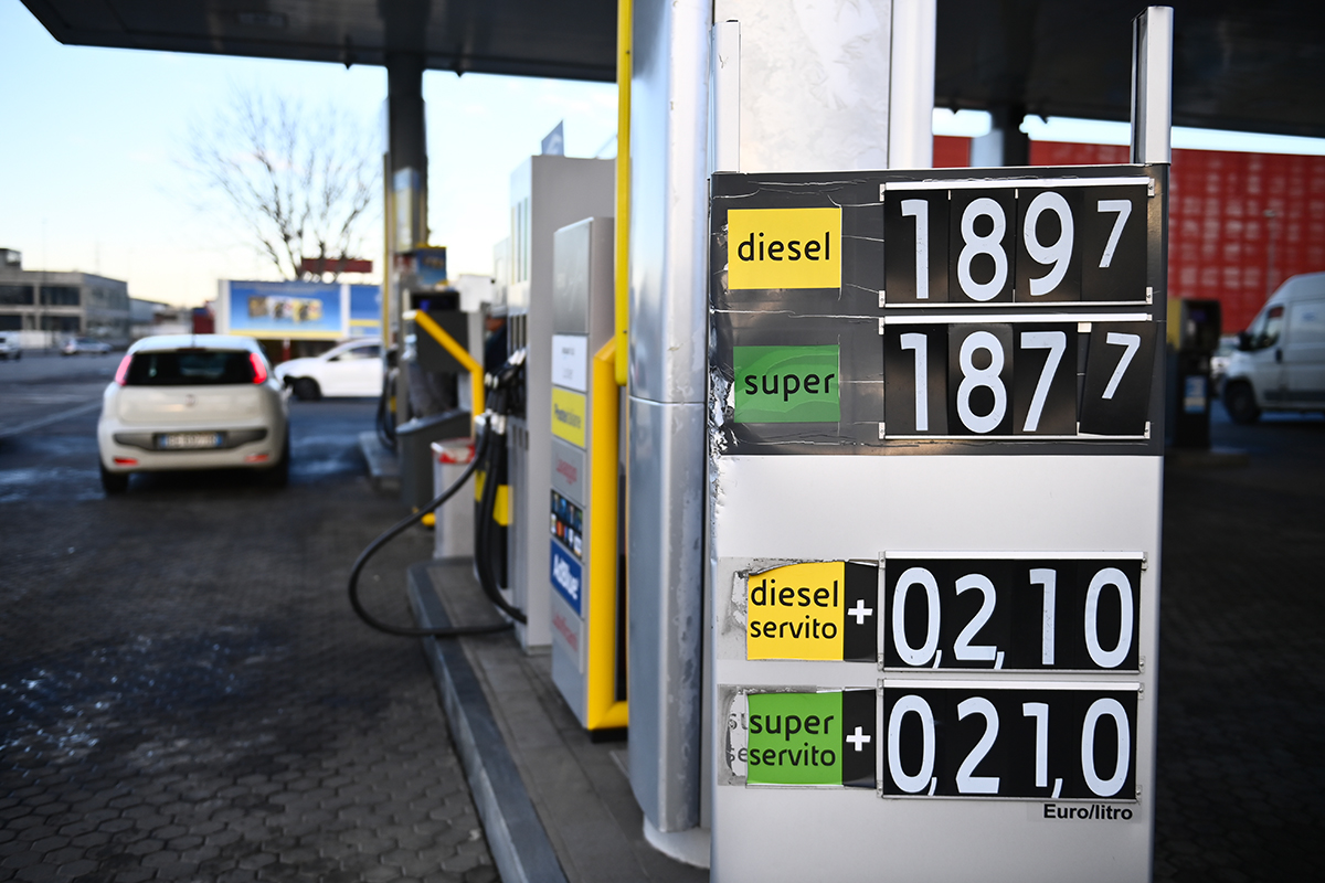 Il petrolio cala, il prezzo della benzina no: rischio speculazione?