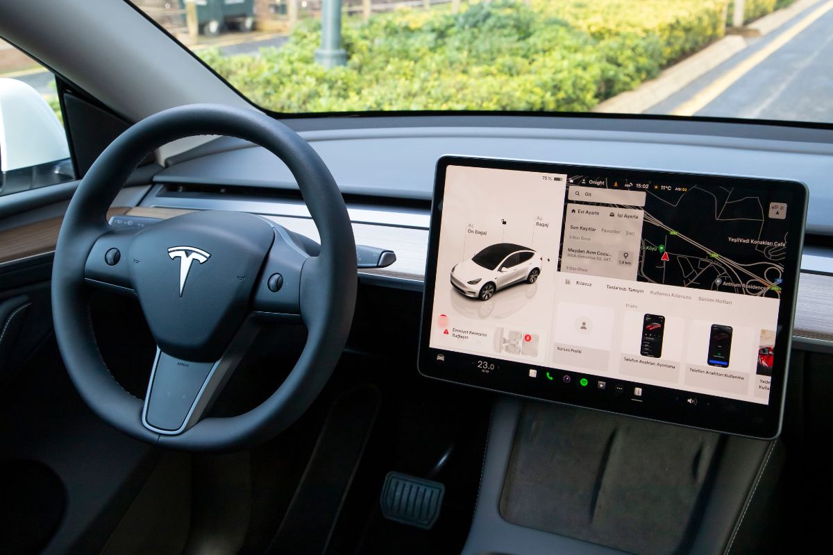 Tesla punta sui robotaxi: un’operazione da mille miliardi di dollari