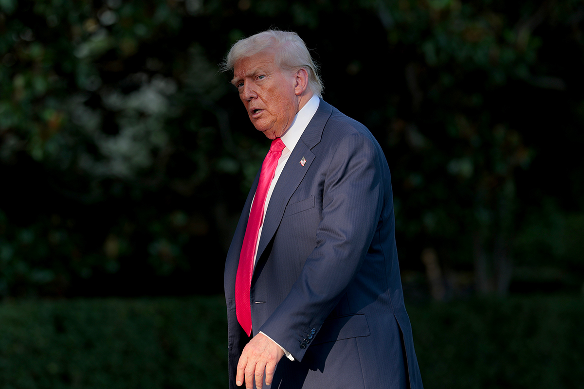 Donald Trump annuncia dazi del 10%-15% per oltre 150 Paesi e sfida l’UE