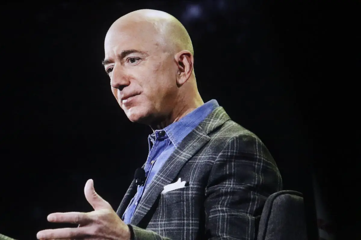 Amazon, Jeff Bezos vende azioni poco prima di sposarsi: più di 3 milioni di titoli per 737 milioni di dollari