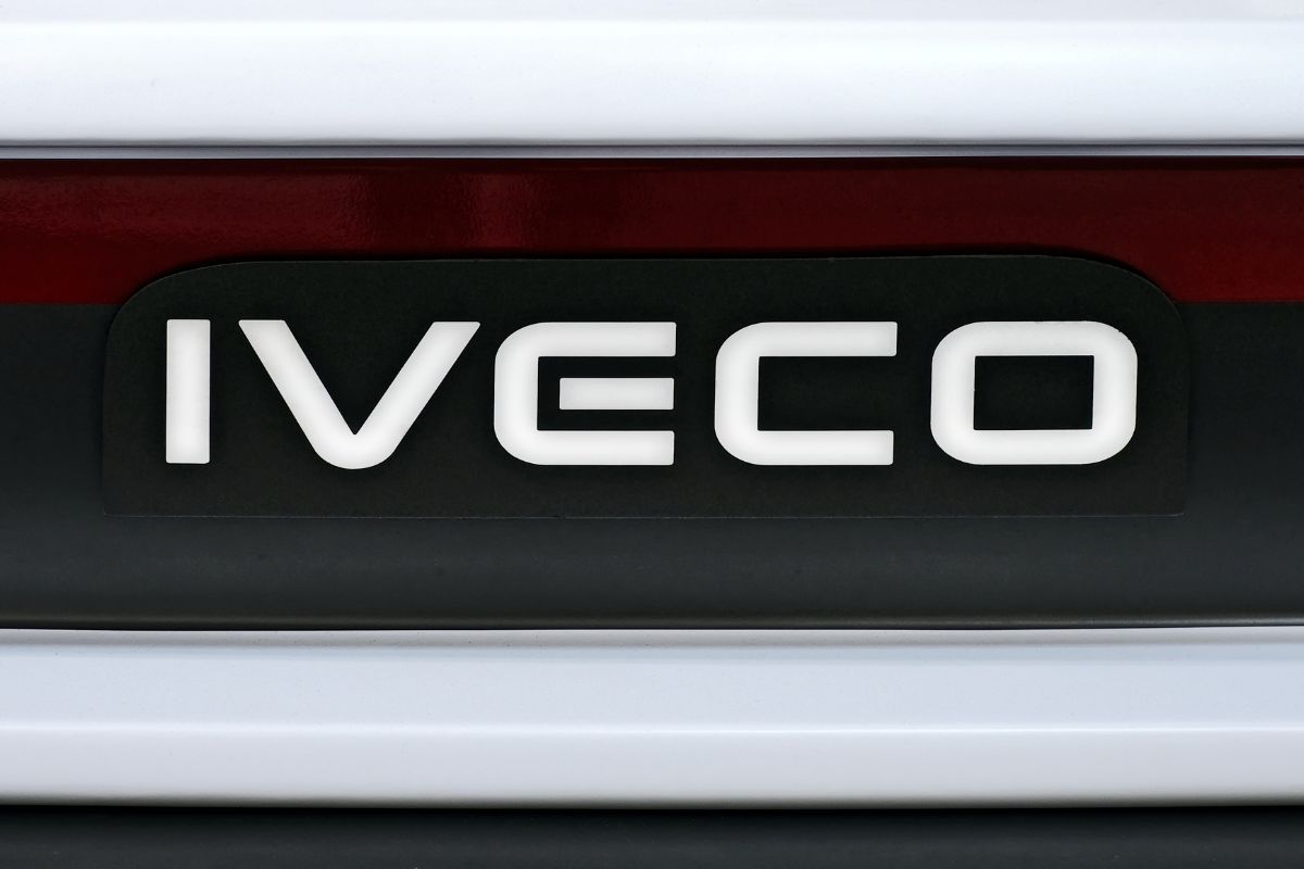 Iveco, Leonardo offre 1,6 miliardi di euro per la divisione difesa