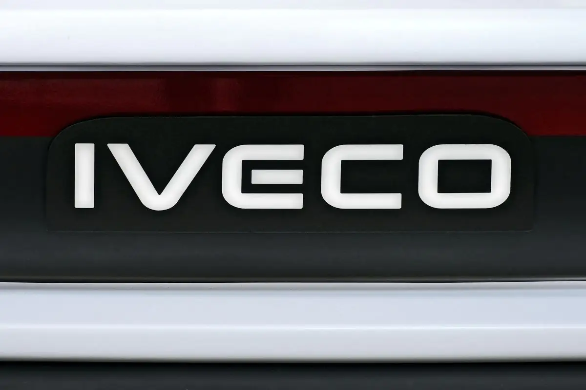 Iveco, Leonardo offre 1,6 miliardi di euro per la divisione difesa
