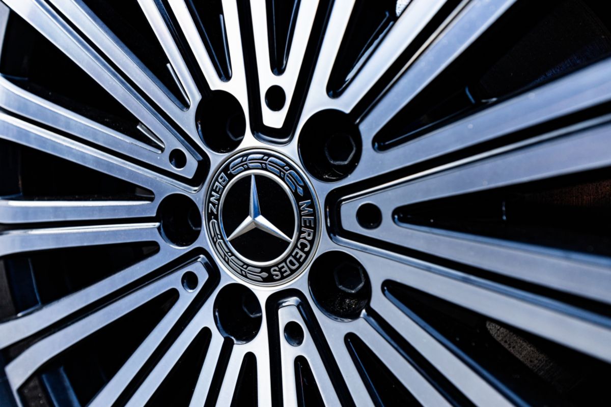 Mercedes e Porsche, bilanci primo semestre 2025: utili dimezzati per effetto dazi