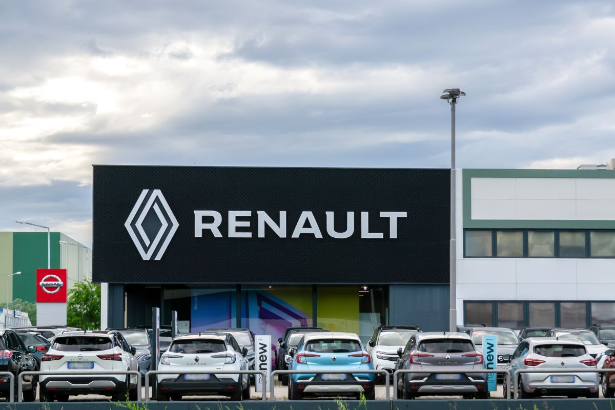 Renault, bilanci primo semestre 2025 in crescita: elettrico e ibride fanno da traino