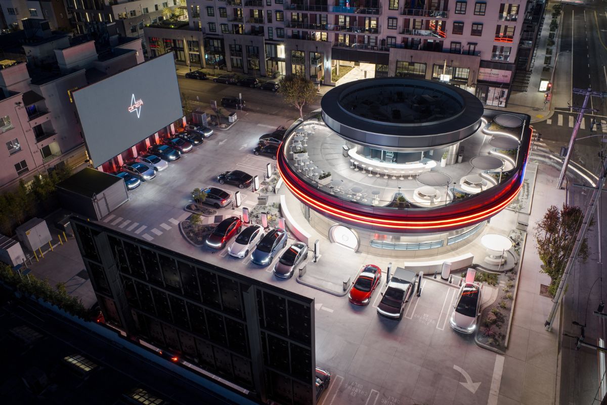 Tesla Diner, apre il primo ristorante di Elon Musk a Los Angeles