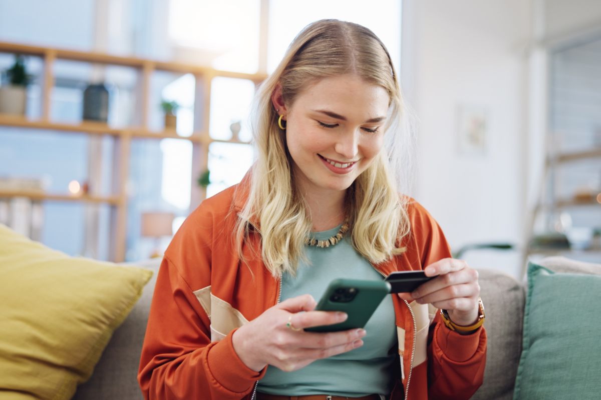 Banche e conto corrente, il 78% degli utenti lo controlla dallo smartphone