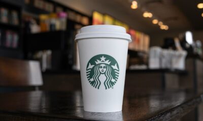 Ceo americani, stipendio da 19 milioni: il caso Starbucks