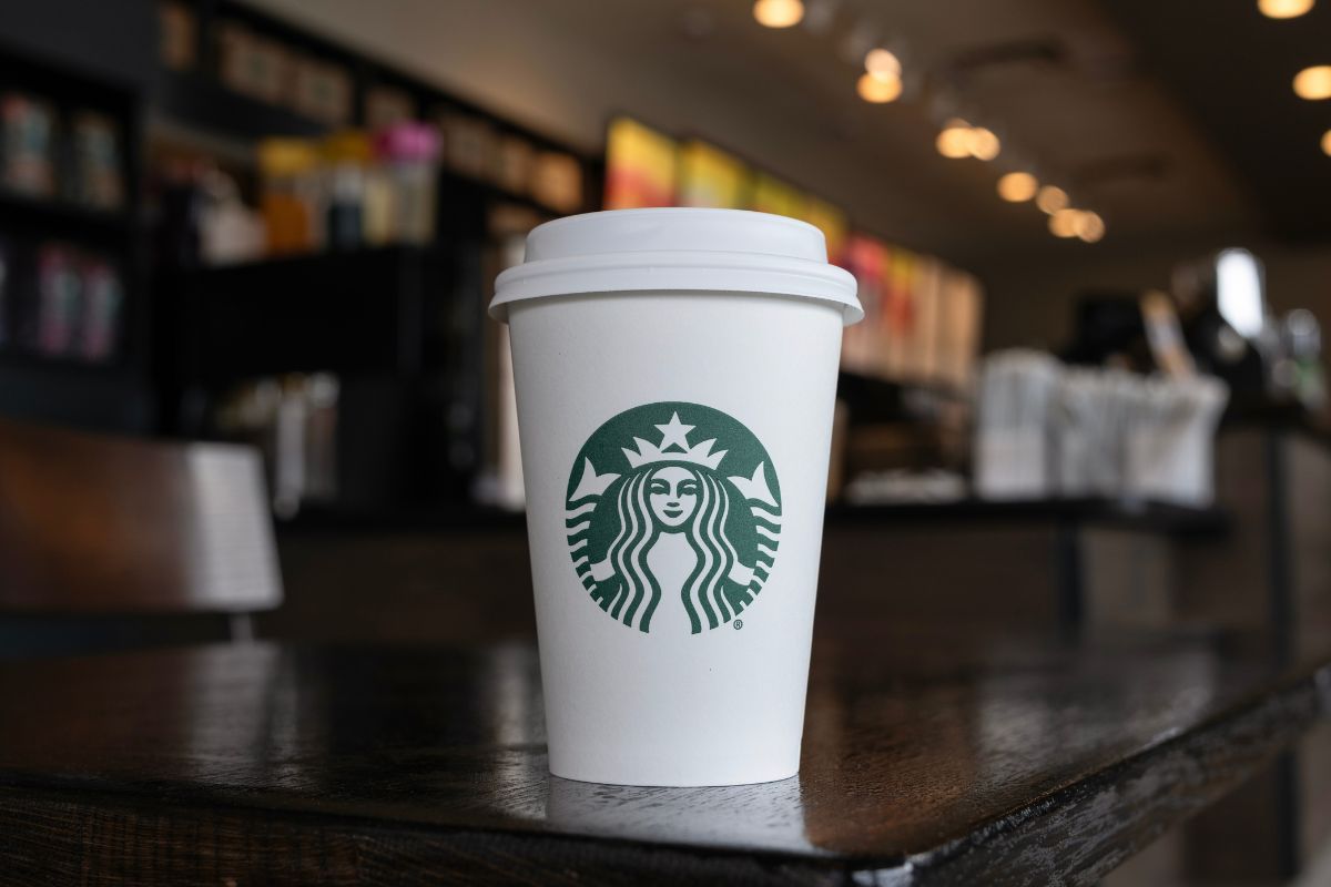 Ceo americani, stipendio da 19 milioni: il caso Starbucks