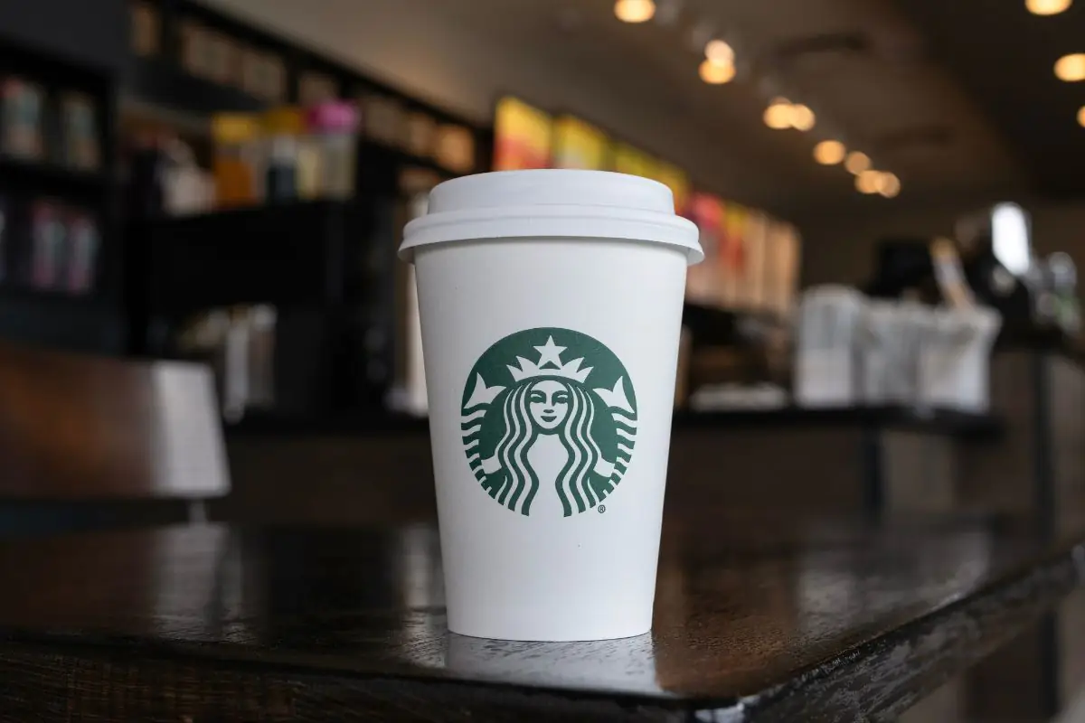 Ceo americani, stipendio da 19 milioni: il caso Starbucks