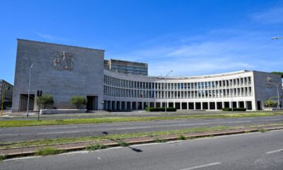 Pensioni, verso addio a Quota 103: nel 2024 solo poco più di 1000 adesioni Chi ne aveva diritto ha, per la maggior parte, rinunciato alle pensioni Quota 103, a comunicarlo è l'Inps Chi aspettava di andare in pensione e aveva diritto a Quota 103 ha, in gran parte, rinunciato. A dirlo è un'elaborazione sui rendiconti sociali regionali del Civ dell'Inps. Secondo i dati le liquidazioni 2024 sono state soltanto 1.153. Si tratta della decisione da parte del Governo Meloni di inasprire i requisiti. Infatti, può accedervi chi ha almeno 62 anni di età e ha accumulato 41 ani di contributi. L'assegno spettante, inoltre, si basa solo sul calcolo contributivo. Nell'anno le domande di pensione con Quota 103 complessive sono state poco meno di 15 mila, considerando anche tenendo quelle con i requisiti meno penalizzanti per chi li aveva raggiunti alla fine del 2023. Ai tempi non c'era il ricalcolo dell'assegno interamente con il contributivo e la finestra mobile era più breve. Dal 2024 si è allungata a sette mesi per il settore privato e a nove per quello pubblico. Le prime pensioni con il ricalcolo, dunque, sono state liquidate con decorrenza agosto per i lavoratori privati e ottobre per i pubblici. Non è stato certo un incentivo anche il limite per l'assegno percepibile fino all'età di vecchiaia fissato per il 2024 a quattro volte il trattamento minimo. Nel 2023 le pensioni anticipate con Quota 103 liquidate sono state poco più di 23 mila. Il quadro generale delle pensioni in Italia Nel complesso, le pensioni anticipate in Italia stanno diminuendo, indipendentemente da Quota 103. L'Inps ha registrato un calo nel primo semestre 2025: le liquidate sono state 98.356, con un calo del 17,3% rispetto alle 118.550 nello stesso periodo del 2024. Nei prossimi mesi, poi, potrebbe incidere anche il bonus Giorgetti. Consiste nella possibilità per il lavoratore di ricevere in busta paga i contributi previdenziali a proprio carico senza che siano imponibili ai fini fiscali. È un'opzione che è stata estesa anche a chi raggiunge i 42 anni e 10 mesi di contributi, a prescindere dall'età. Come spesso accade, l'Istituto nazionale di previdenza sociale ha colto un gap di genere rispetto agli importi. È il risultato di stipendi più alti e di carriere più lunghe per gli uomini. A fronte di un importo medio di 1.215 euro, liquidato a 397.691 pensioni con decorrenza nel primo semestre del 2025, l'assegno medio delle donne risulta 1.009 euro, inferiore del 30,37% rispetto a quello degli uomini pari in media a 1.449 euro.