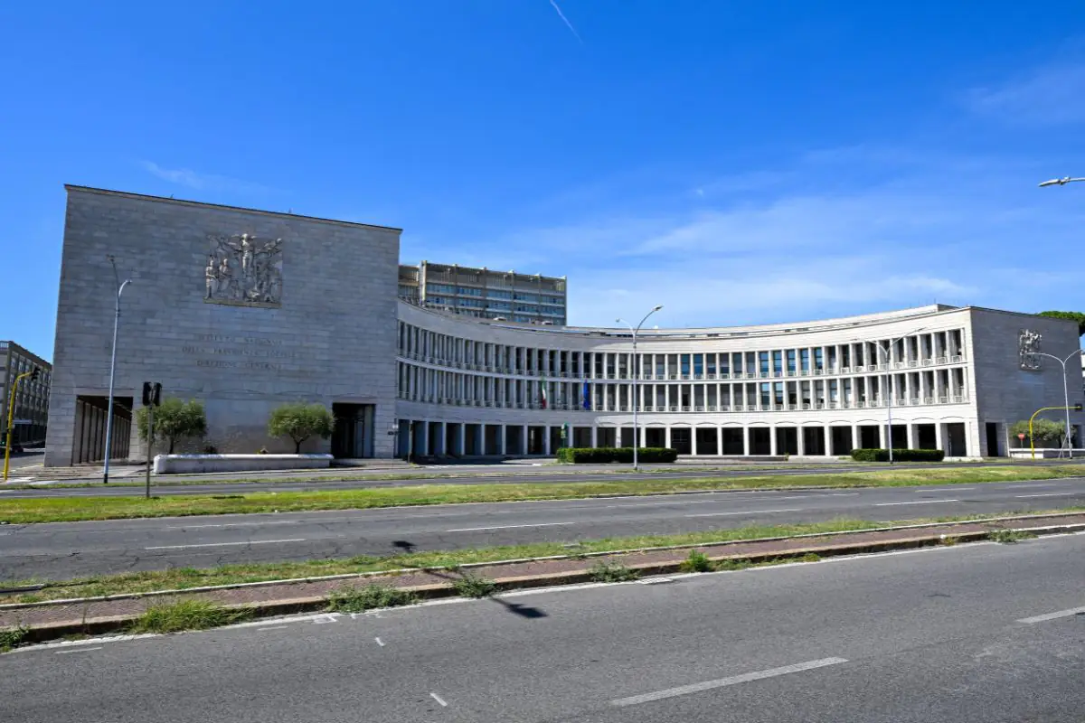 Pensioni, verso addio a Quota 103: nel 2024 solo poco più di 1000 adesioni Chi ne aveva diritto ha, per la maggior parte, rinunciato alle pensioni Quota 103, a comunicarlo è l'Inps Chi aspettava di andare in pensione e aveva diritto a Quota 103 ha, in gran parte, rinunciato. A dirlo è un'elaborazione sui rendiconti sociali regionali del Civ dell'Inps. Secondo i dati le liquidazioni 2024 sono state soltanto 1.153. Si tratta della decisione da parte del Governo Meloni di inasprire i requisiti. Infatti, può accedervi chi ha almeno 62 anni di età e ha accumulato 41 ani di contributi. L'assegno spettante, inoltre, si basa solo sul calcolo contributivo. Nell'anno le domande di pensione con Quota 103 complessive sono state poco meno di 15 mila, considerando anche tenendo quelle con i requisiti meno penalizzanti per chi li aveva raggiunti alla fine del 2023. Ai tempi non c'era il ricalcolo dell'assegno interamente con il contributivo e la finestra mobile era più breve. Dal 2024 si è allungata a sette mesi per il settore privato e a nove per quello pubblico. Le prime pensioni con il ricalcolo, dunque, sono state liquidate con decorrenza agosto per i lavoratori privati e ottobre per i pubblici. Non è stato certo un incentivo anche il limite per l'assegno percepibile fino all'età di vecchiaia fissato per il 2024 a quattro volte il trattamento minimo. Nel 2023 le pensioni anticipate con Quota 103 liquidate sono state poco più di 23 mila. Il quadro generale delle pensioni in Italia Nel complesso, le pensioni anticipate in Italia stanno diminuendo, indipendentemente da Quota 103. L'Inps ha registrato un calo nel primo semestre 2025: le liquidate sono state 98.356, con un calo del 17,3% rispetto alle 118.550 nello stesso periodo del 2024. Nei prossimi mesi, poi, potrebbe incidere anche il bonus Giorgetti. Consiste nella possibilità per il lavoratore di ricevere in busta paga i contributi previdenziali a proprio carico senza che siano imponibili ai fini fiscali. È un'opzione che è stata estesa anche a chi raggiunge i 42 anni e 10 mesi di contributi, a prescindere dall'età. Come spesso accade, l'Istituto nazionale di previdenza sociale ha colto un gap di genere rispetto agli importi. È il risultato di stipendi più alti e di carriere più lunghe per gli uomini. A fronte di un importo medio di 1.215 euro, liquidato a 397.691 pensioni con decorrenza nel primo semestre del 2025, l'assegno medio delle donne risulta 1.009 euro, inferiore del 30,37% rispetto a quello degli uomini pari in media a 1.449 euro.
