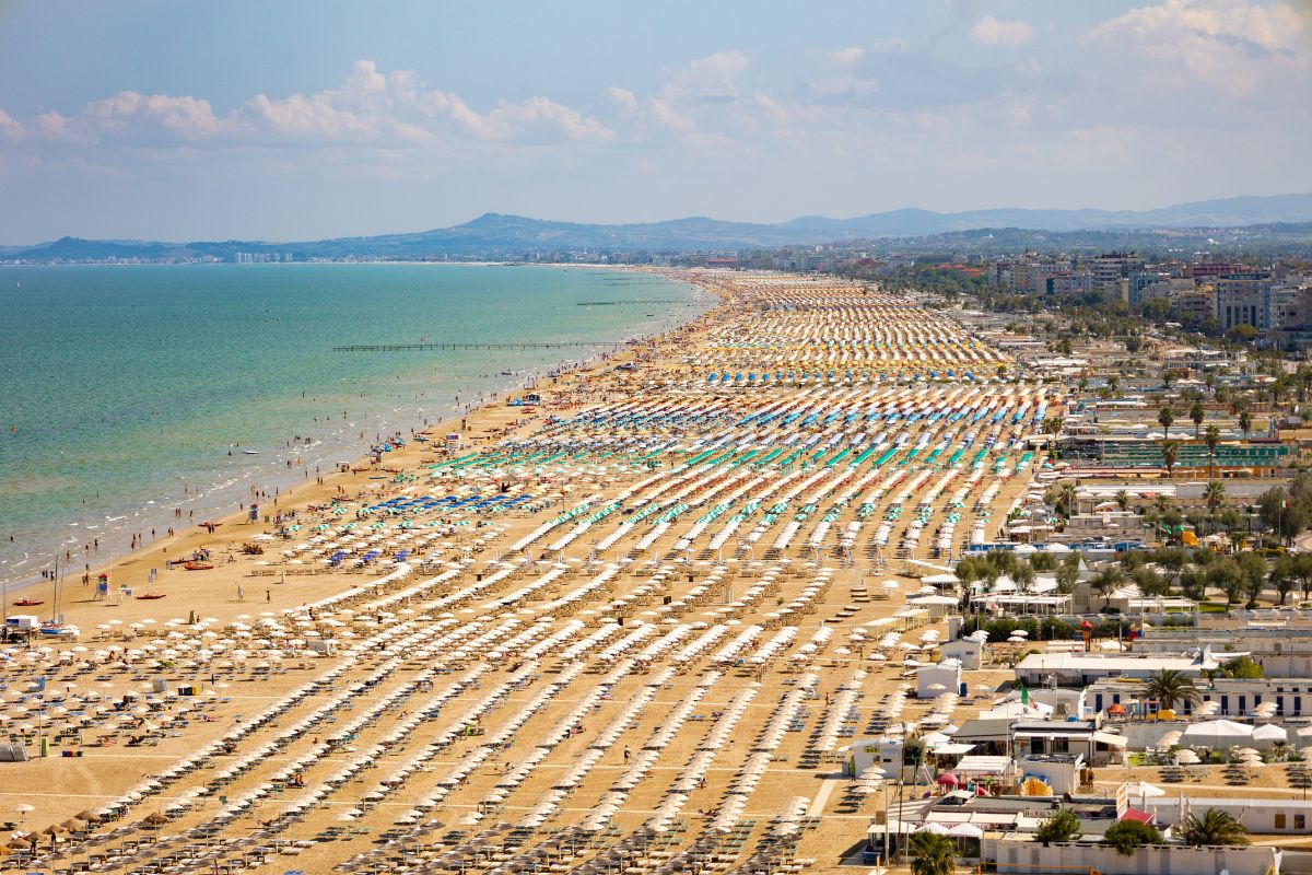 Turismo, crollano le presenze in spiaggia: crisi per le città di mare