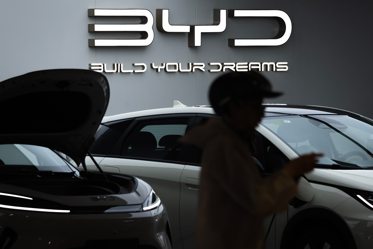 BYD frena: tagliati gli obiettivi di vendita per il 2025