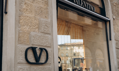 Kering rinvia al 2029 l'acquisto del 100% di Valentino
