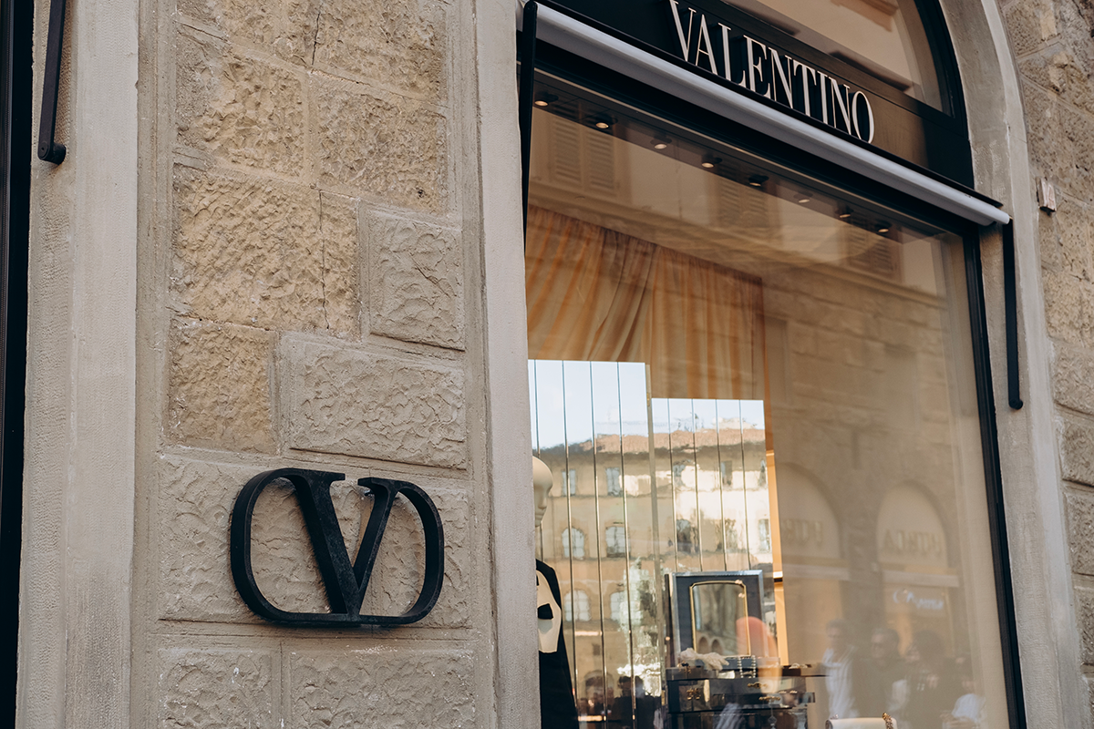 Kering rinvia al 2029 l'acquisto del 100% di Valentino