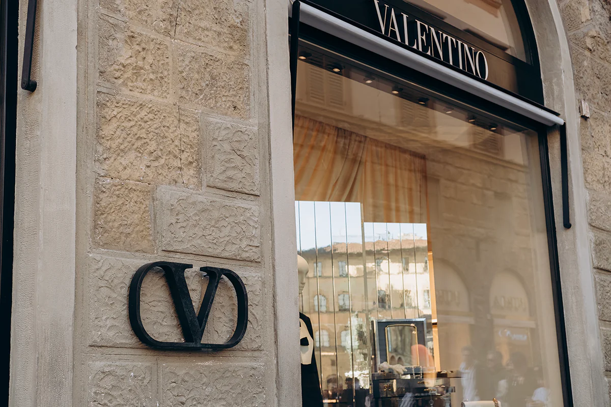 Kering rinvia al 2029 l'acquisto del 100% di Valentino