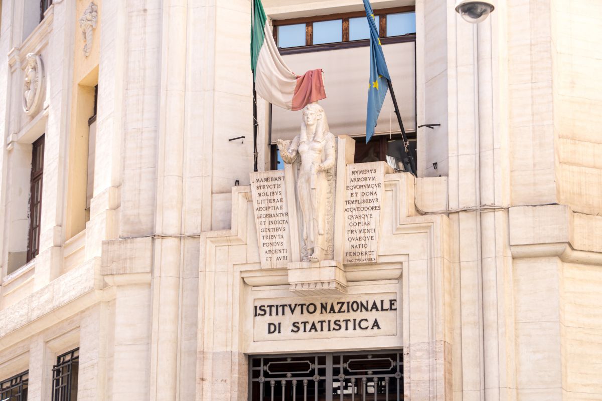 Istat, il Pil aumenta di +0,7% nel 2024: scende il debito